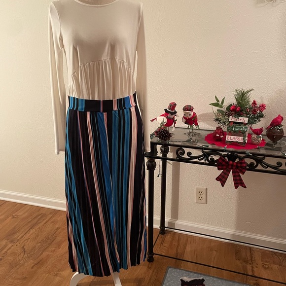 Boutique pleated skirt - Picture 2 of 4